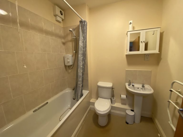 31 Minster Court Bathroom 170821